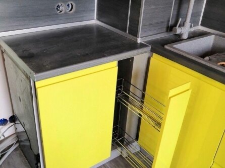 Вертикальный выдвижной ящик на кухне