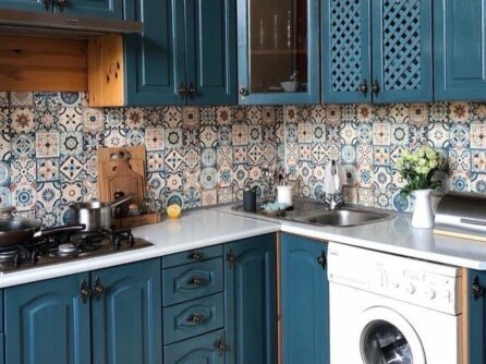 Кухонный гарнитур с синими крашенными фасадами